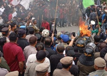 Ratusan Mahasiswa Gelar Aksi di Depan Gedung DPRD Kotamobagu