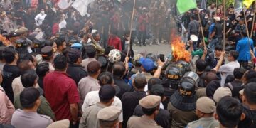 Ratusan Mahasiswa Gelar Aksi di Depan Gedung DPRD Kotamobagu