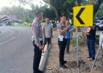 Minimalkan Risiko Laka, Satlantas Polres Kotamobagu Pasang Rambu Peringatan di Ruas Jalan AKD Desa Lobong