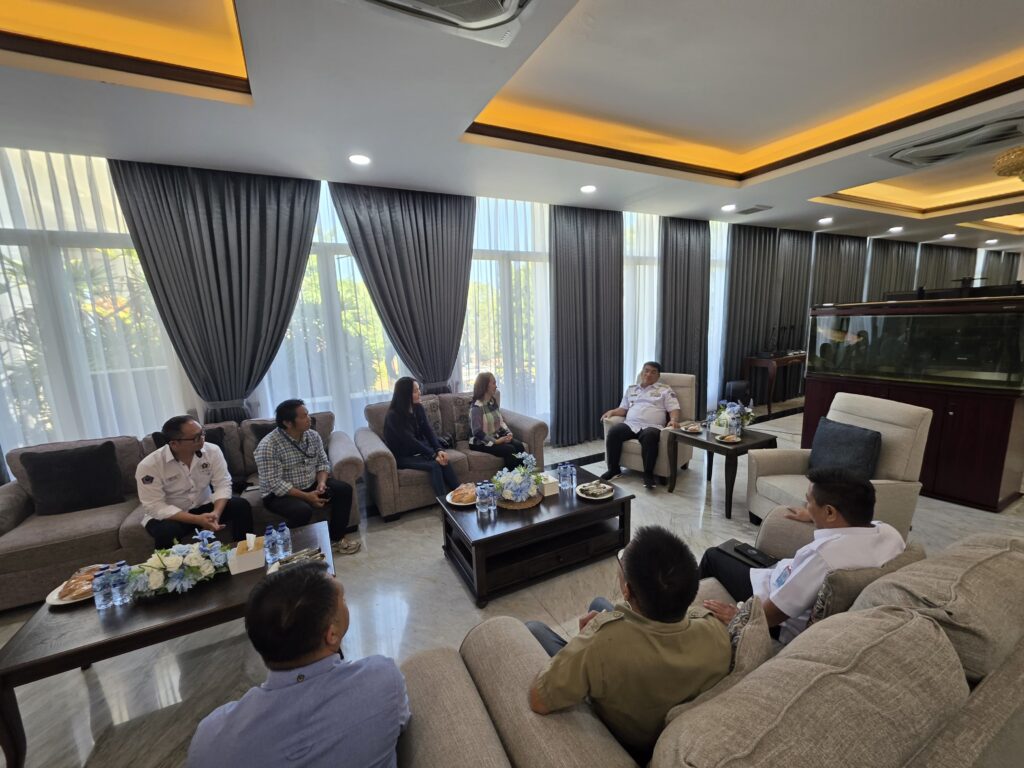 Ketua PWI Sulut Sintya Bojoh dan Pengurus PWI Sulut saat berdiskusi bersama Gubernur Sulawesi Utara Yulius Sevanus